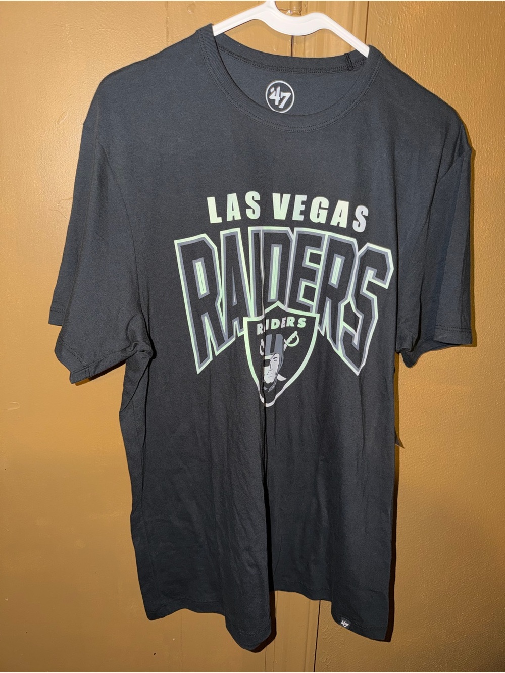 NFL Football ‘47 Brand Las Vegas Raiders Graphic T Shirt Men’s Size Medium NWTG.